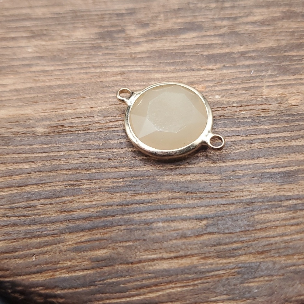 Cream Pendant Connector P134